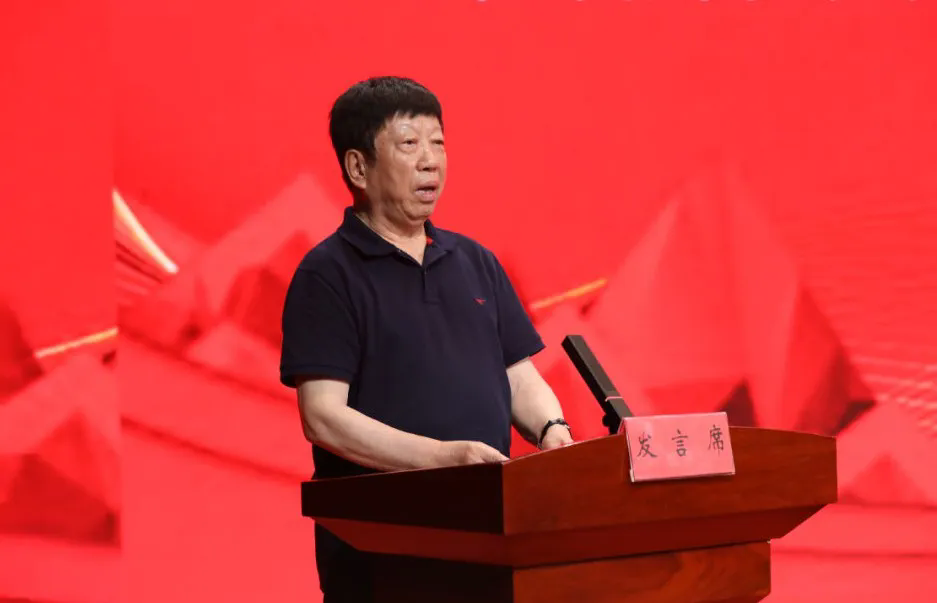 兵团作协名誉主席、鲁迅文学奖获得者丰收代表文学名家致辞。（宁帅 摄）