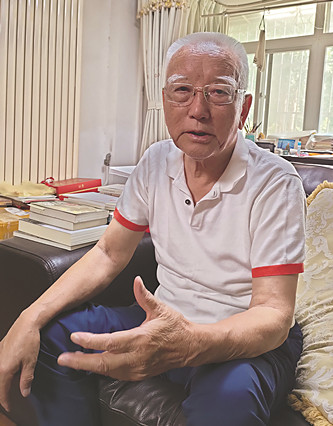 降边嘉措 藏族，四川省甘孜藏族自治州巴塘县人。1950年参加解放军，经历了进军西藏、解放西藏的全过程。1956年到北京民族出版社，从事藏文翻译和编辑出版工作，直到1980年。1980年报考中国社会科学院民族文学研究所并被录取，后来主要从事《格萨尔》史诗研究和翻译工作。曾出版《〈格萨尔〉初探》《〈格萨尔〉的历史命运》《〈格萨尔〉与藏族文化》《〈格萨尔〉论》等学术专著。主编有《格萨尔》藏文精选本（40卷、51册）、《〈格萨尔〉大辞典》等。长篇小说《格桑梅朵》、报告文学《这里是红军走过的地方》分别获得第一届、第十一届全国少数民族文学创作骏马奖。