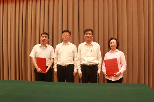 广东作协与新疆生产建设兵团文联（作协）签订“文化润疆”战略合作框架协议