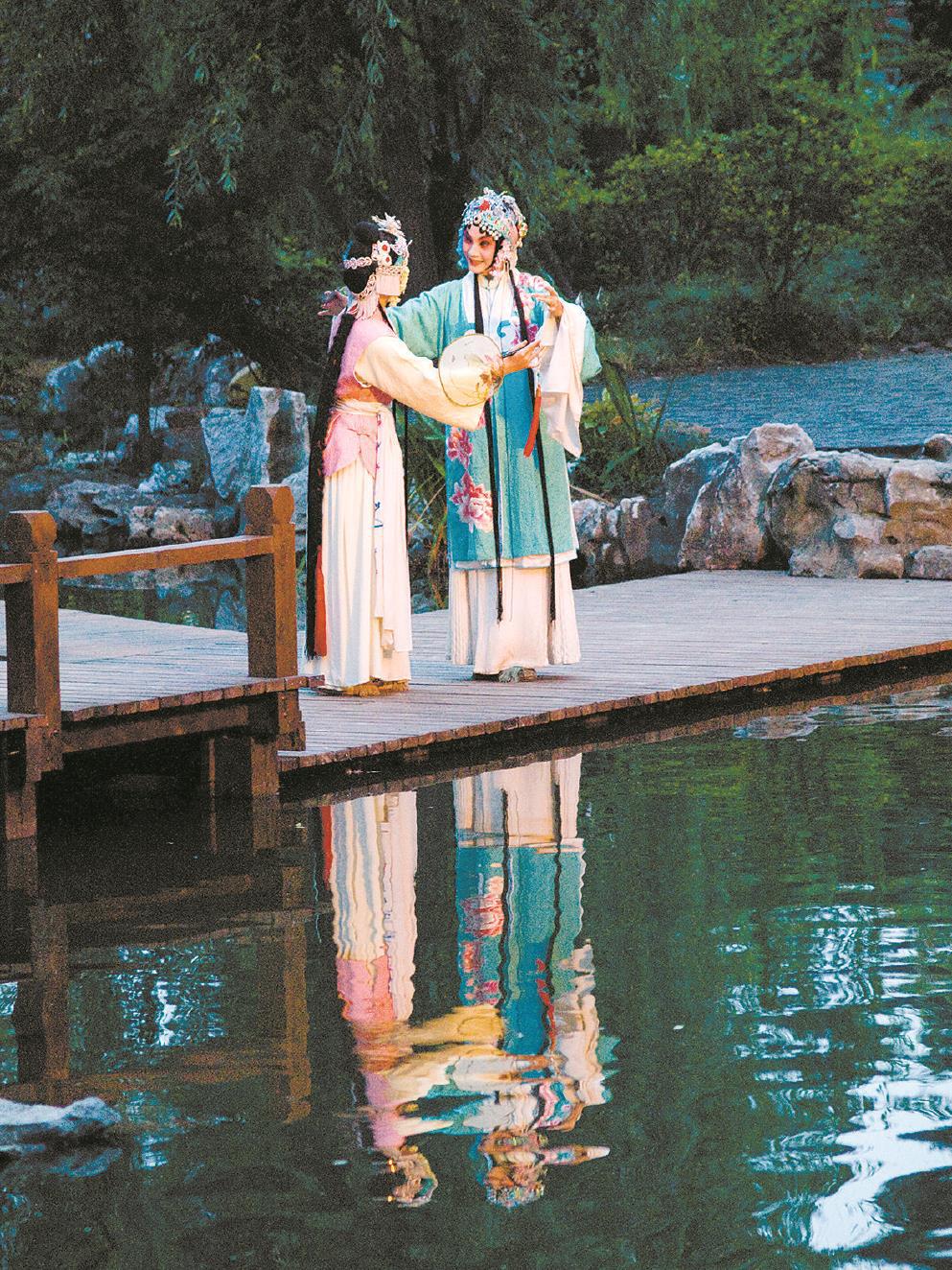 经典戏曲常常与园林空间相关，诸如《牡丹亭》《西厢记》等。左图为张军昆曲艺术中心出品的实景园林昆曲《牡丹亭》。