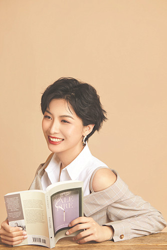 周婉京，一九九〇年生，北京人，哲学博士。曾获山花文学双年奖·新人奖、香港青年文学奖等奖项。出版有短篇小说集《取出疯石》等作品，中长篇小说《造房子的人》为其最新作品