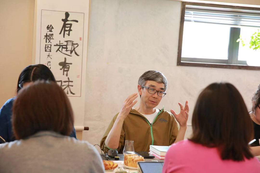 何大草在写作工坊上课