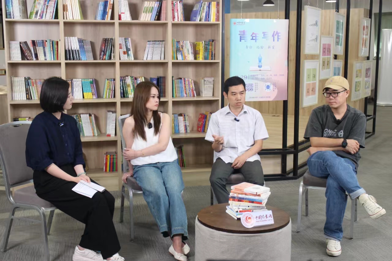 中国作家网文学直播间对谈现场（左起：贺嘉钰、叶昕昀、徐刚、石一枫）