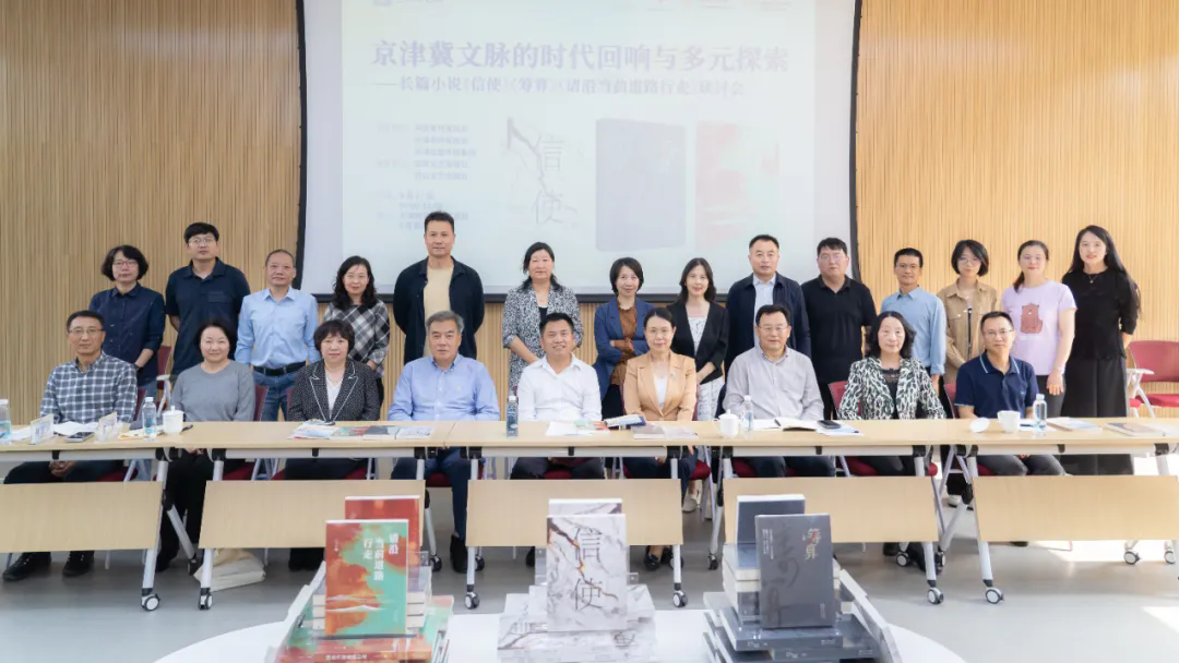 与会专家与百花文艺出版社工作人员合影（郑煜 摄）