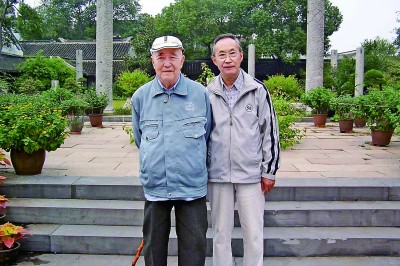 2005年10月，朱季海（左）与张洪钧在苏州双塔寺。作者供图