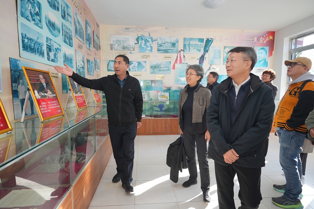 参观纪念浩然图片展