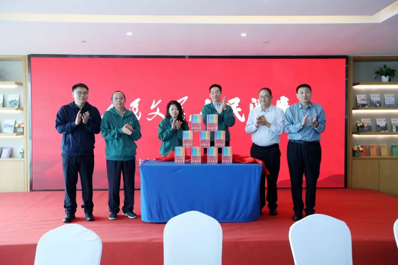 施战军、吴志良、欧阳黔森、关仁山、陈涛、辽宁人民出版社副总编辑艾明秋共同为《人民文学》文库“光的赞歌”丛书揭幕