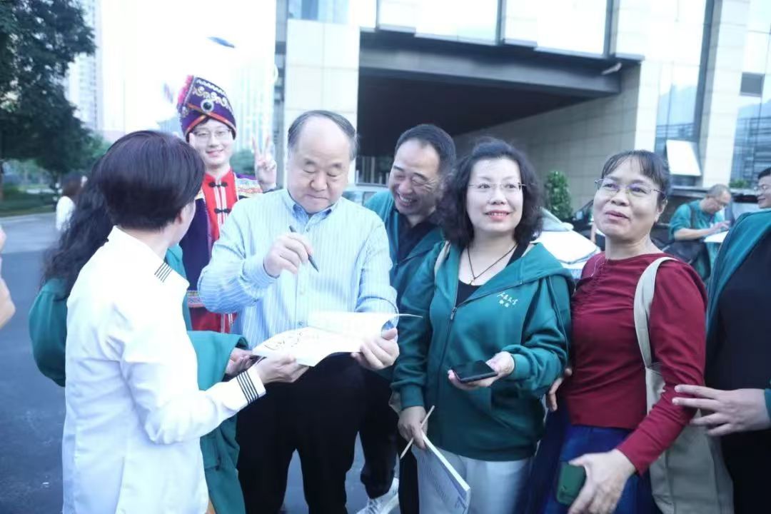 莫言被热情的读者包围