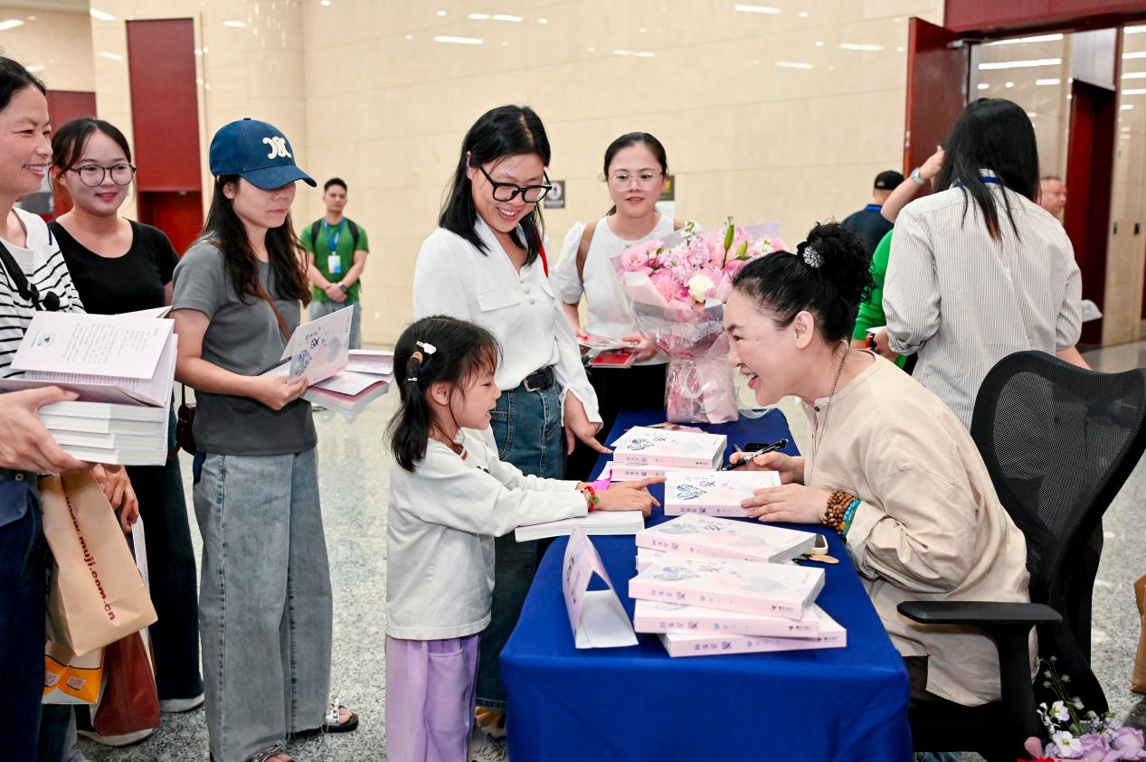 《回头是爱》图书签售现场