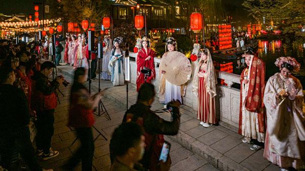 3月28日，河南省洛阳市，洛邑古城成为著名旅拍打卡地标。视觉中国供图