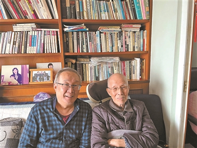 本文作者陈墨和老师陈骏涛（右）