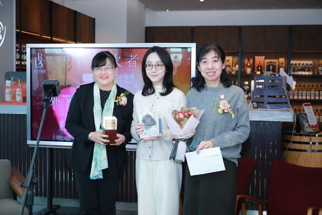 北京大学中文系教授邵燕君和《北京文学》杂志副主编张颐雯为获奖者颁奖，由特邀来宾、浙江文艺出版社编辑王希铭代为领奖