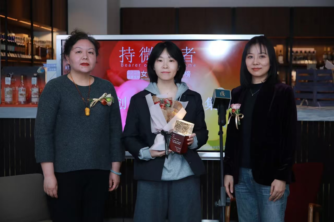 湖南文艺出版社总经理、总编辑谭菁菁和北京十月文艺出版社副总编辑胡晓舟为杨知寒颁奖