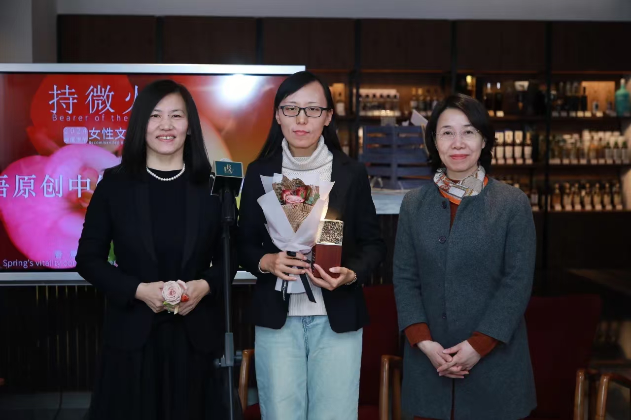 《人民日报》文艺部副主任刘琼和人民文学出版社副总编辑孔令燕为孙频颁奖