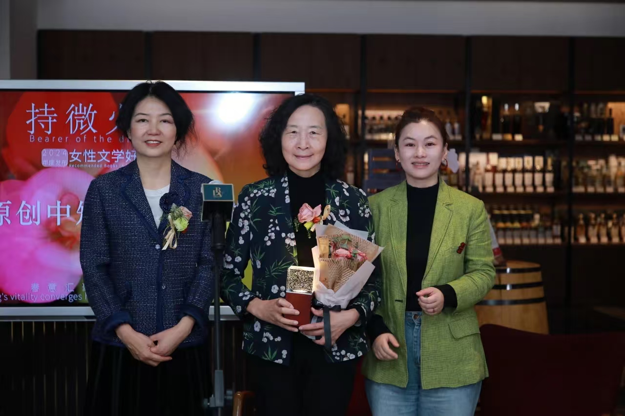 作家出版社总编辑张亚丽和《十月》杂志主编、《北京文艺评论》主编季亚娅为尹学芸颁奖