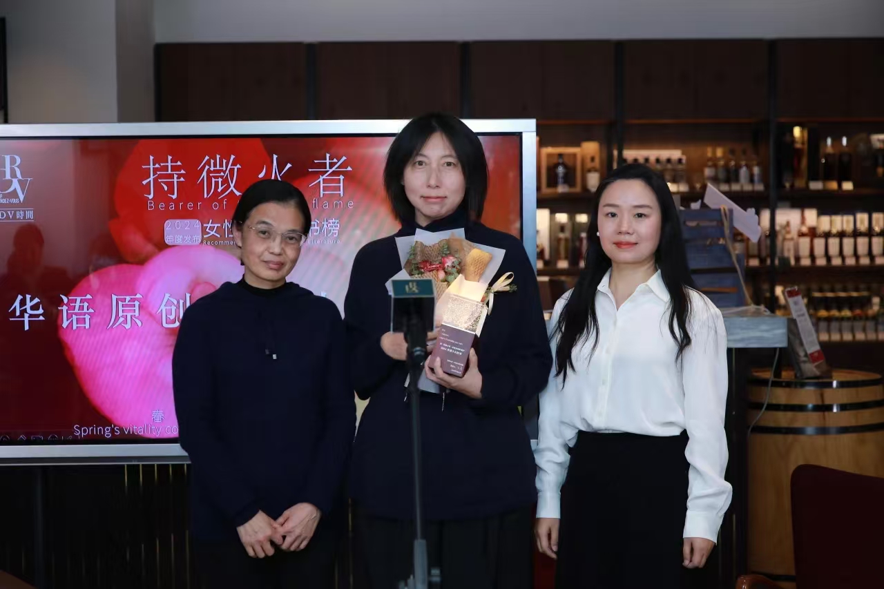 为你读诗联合创始人、CEO、总编辑张炫和文艺报社副总编辑、编审刘颋为辽京颁奖