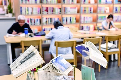 山东日照东港区一家城市书房内景。新华社发