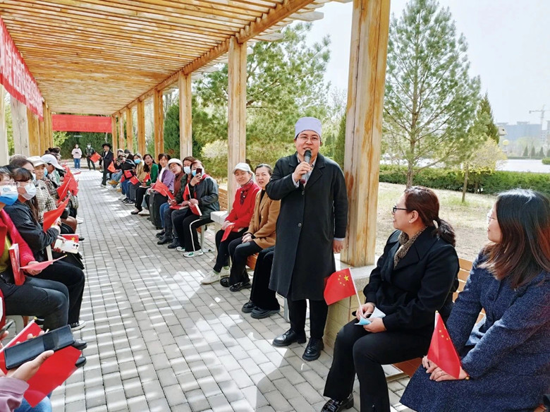 马慧娟走进田间地头、党政机关、学校工厂等宣讲全国两会精神，把党的好政策、好声音讲给乡亲们听。