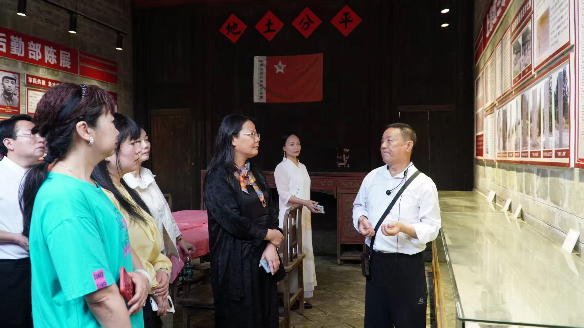 在上犹县平富乡上寨村参观红三军团兵工厂、后勤处旧址