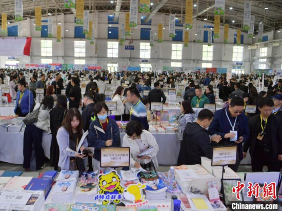 5月15日，吉林长春，第二届东北书博会吸引大量读者前往购书。 刘栋 摄