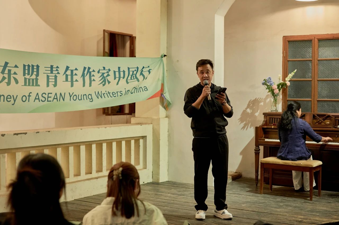 中国作家索南才让。