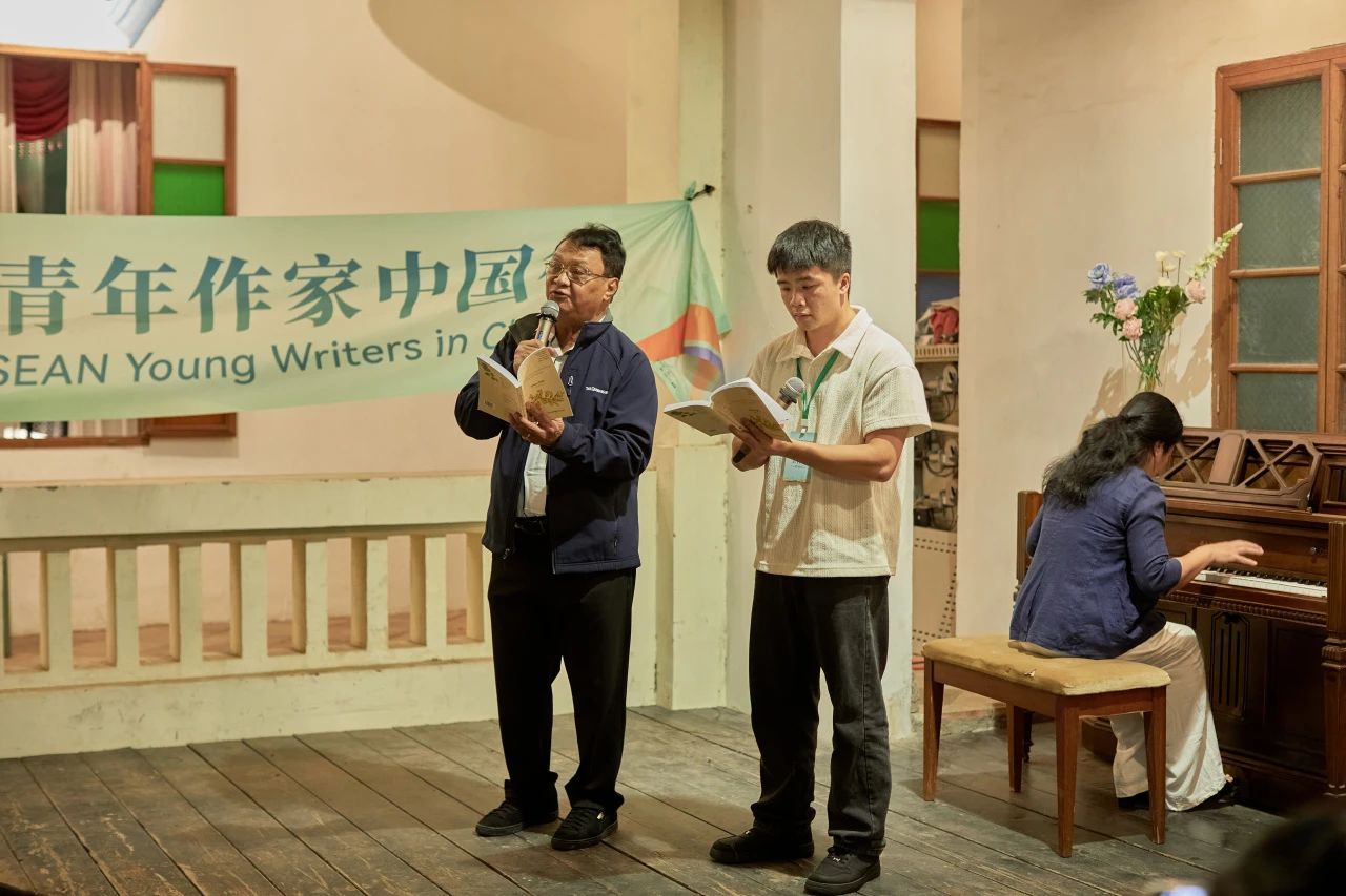 缅甸作家吴翁貌（左）。