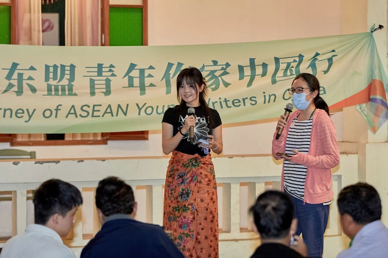 新加坡作家林艺君（左）、吴佳澖（右）。