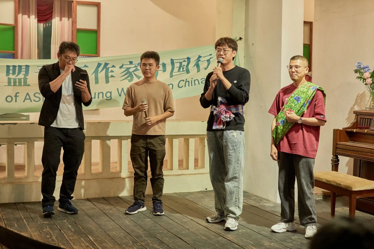 中国作家吕周航（右二），马来西亚作家王晋恒（右三）、王修捷（右四），印度尼西亚作家林建杰（右一）。