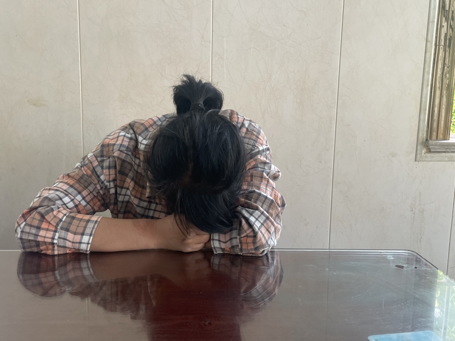 陈慧趴在小餐馆午睡。