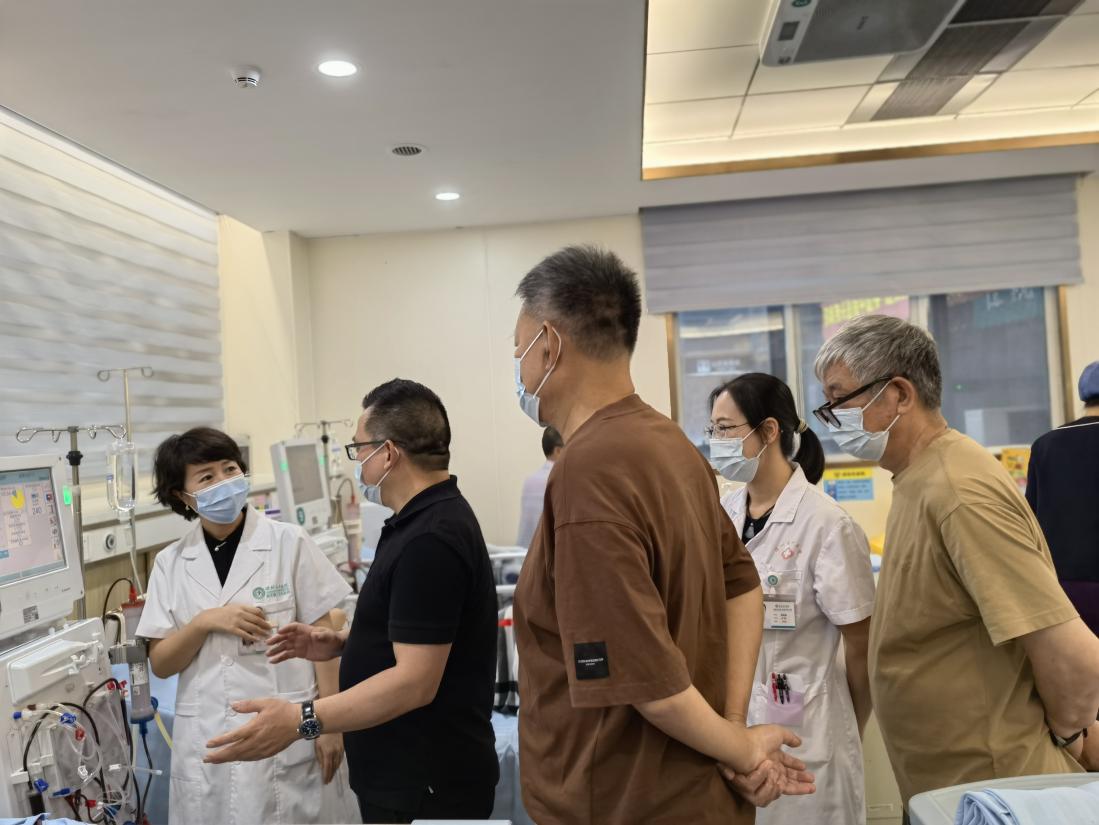 志愿者到透析中心调研