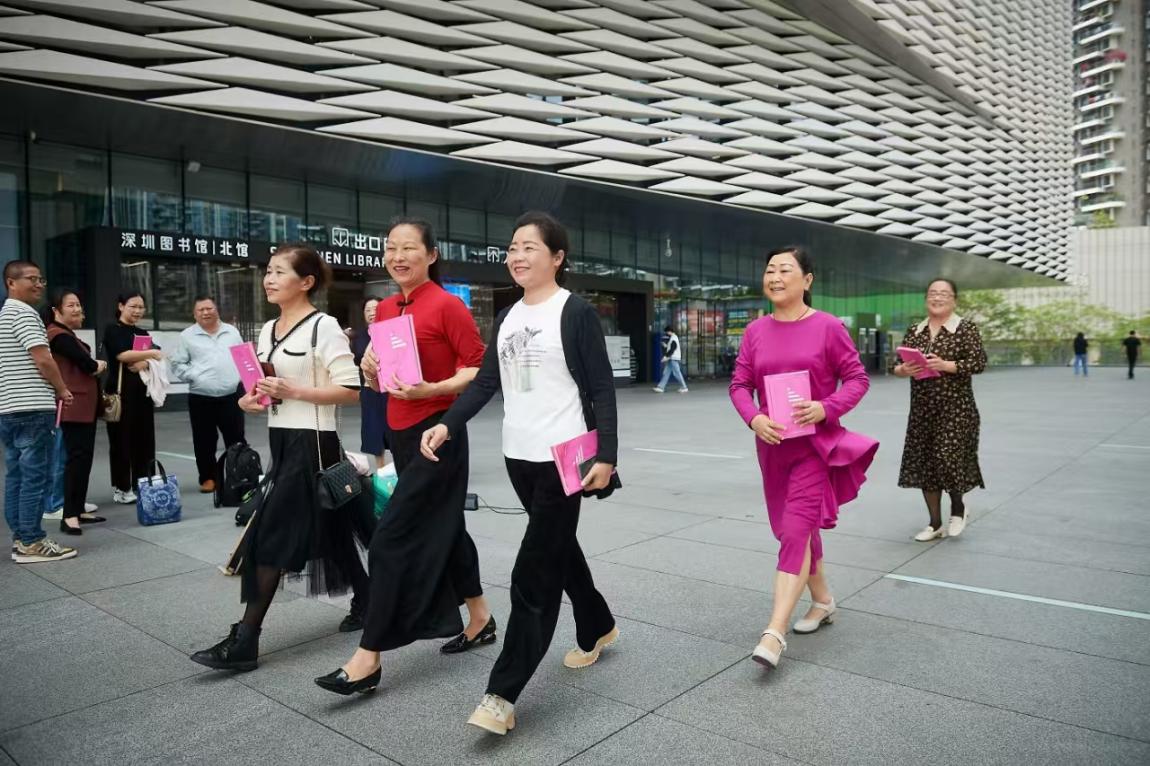 透友们拿到诗集的喜悦
