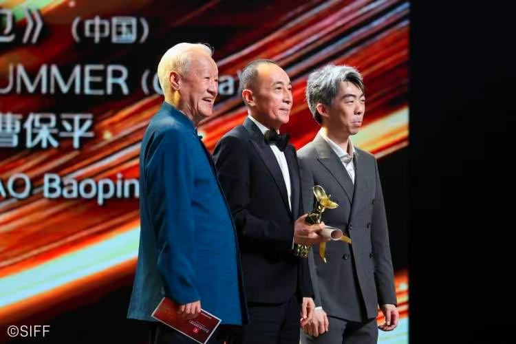 在上海国际电影节闭幕式上，谢飞导演为金爵奖最佳导演曹保平颁奖