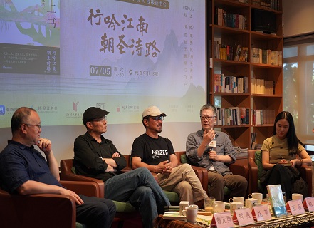沈苇携诗集《水上书》做客钱报读书会，一卷用诗写成的“文化指南”