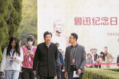 在鲁迅公园内鲁迅墓前举行的“鲁迅纪念日公众纪念活动”中，周令飞、学生及市民群众代表百余人共同缅怀和纪念鲁迅先生。均本报记者 蒋迪雯 摄