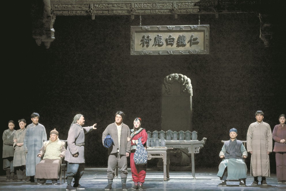 陕西人艺话剧《星空与半棵树》(上图)《白鹿原》(下图)日前先后在上音歌剧院上演。 均本报记者 叶辰亮 摄