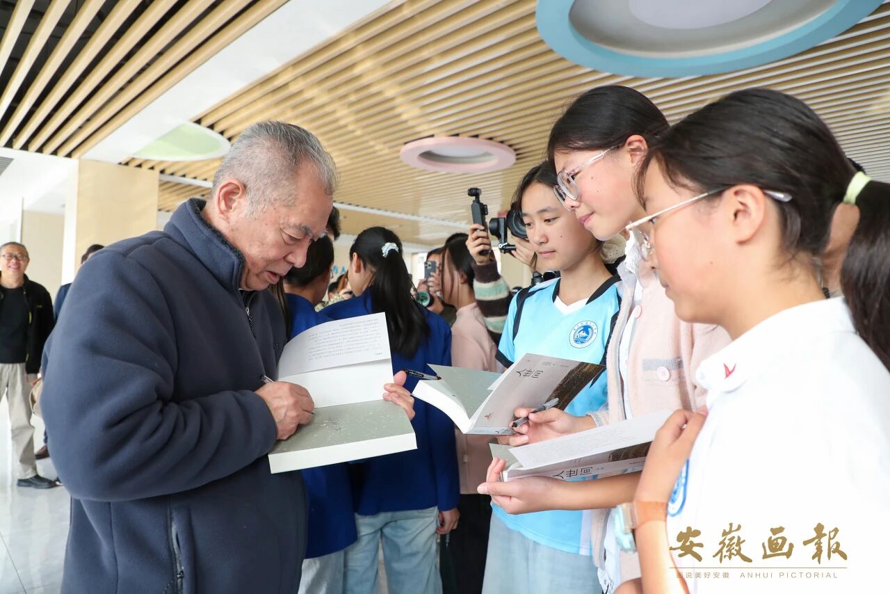 梁晓声与霍山佛子岭中心学校的学子们展开交流并签名留念