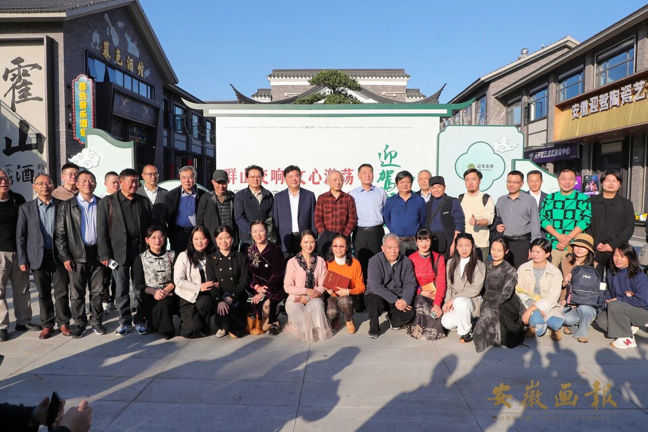 出席活动的嘉宾与青年作家们合影