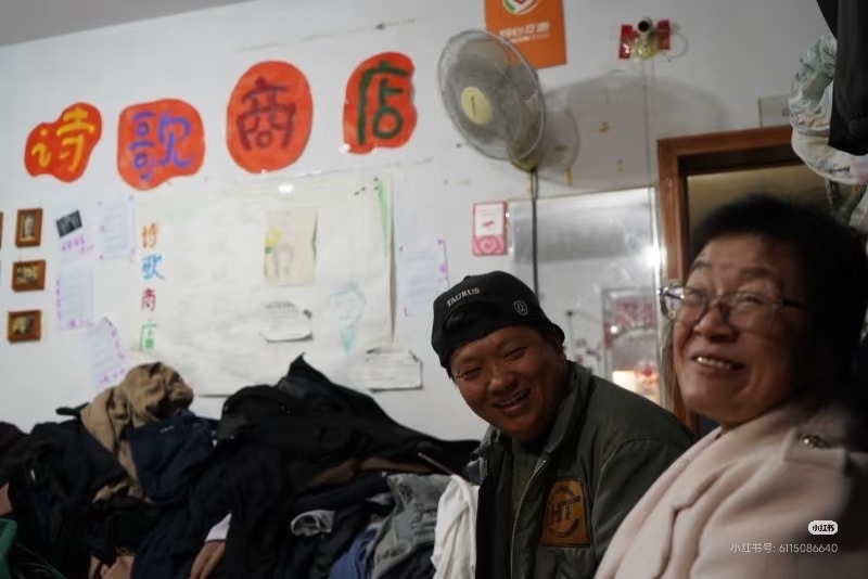 小海在“诗歌商店”图片来自小海的社媒平台