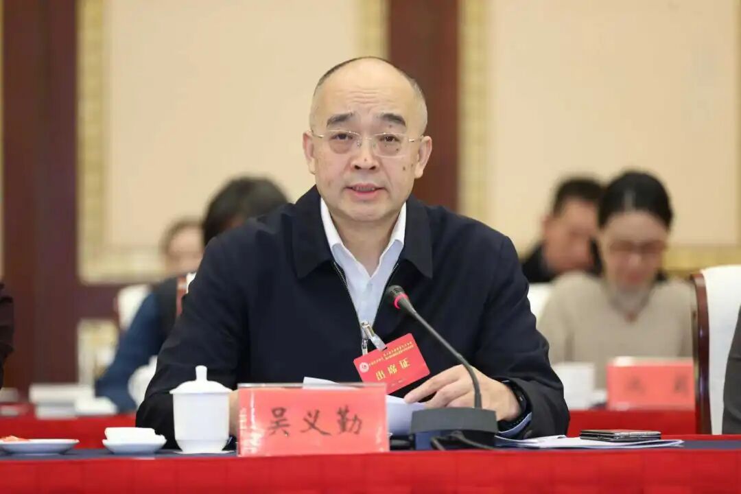 中国作协党组成员、副主席、书记处书记吴义勤主持第一次全体会议