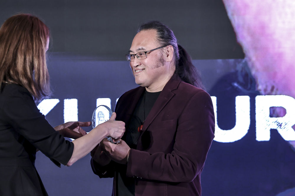 11月27日,在匈牙利布达佩斯,匈牙利诗人苏契·盖佐遗孀盖尔盖伊·苏珊娜(左)为中国旅匈翻译家余泽民颁发“苏契·盖佐”文化互联互通奖。新华社发(鲍洛格·达维德摄)