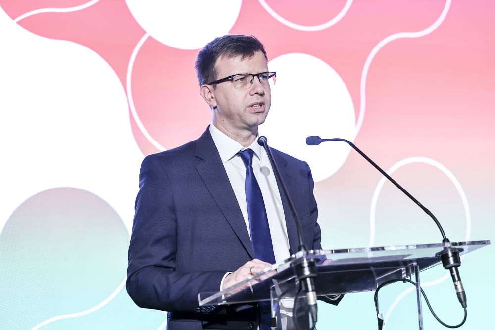 11月27日,在匈牙利布达佩斯,匈牙利欧盟事务部长博考·亚诺什在颁奖典礼上致辞。新华社发(鲍洛格·达维德摄)