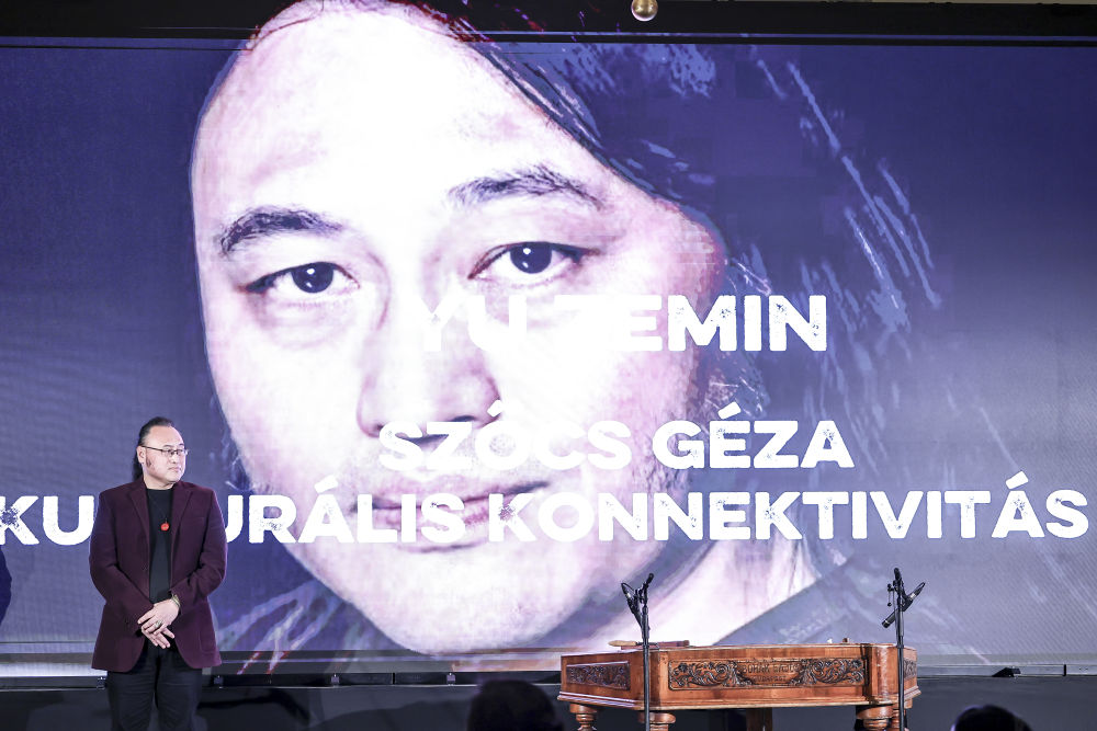 11月27日,在匈牙利布达佩斯,中国旅匈翻译家余泽民在颁奖典礼上。新华社发(鲍洛格·达维德摄)