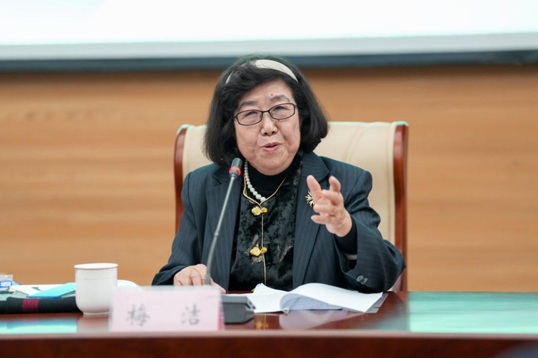 梅洁进行创作分享