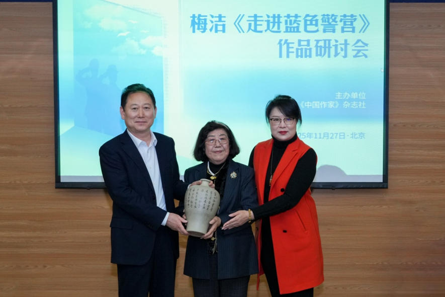 河北省公安厅副厅长，石家庄市副市长、公安局局长梁昆同志和晏钧工作室代表席宁共同向梅洁老师赠送“梅瓶”。