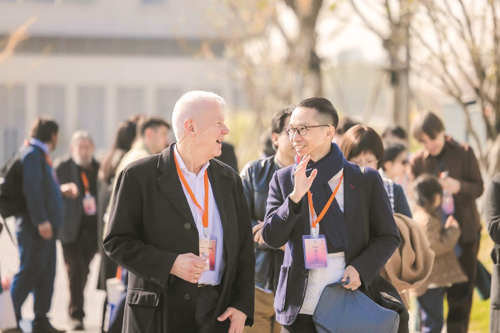 中外诗人在活动现场对话交流。（受访方供图）