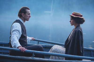 亚历山大·戈尔巴托夫和达里娅·库卡尔斯基赫在叶戈尔·孔恰洛夫斯基导演的电影《飞行家》中分别扮演男女主人公因诺肯季和阿纳斯塔西娅。大书奖得主叶夫根尼·沃多拉兹金的小说原著出版于2016年，汉语译本今年夏天在中国上市。