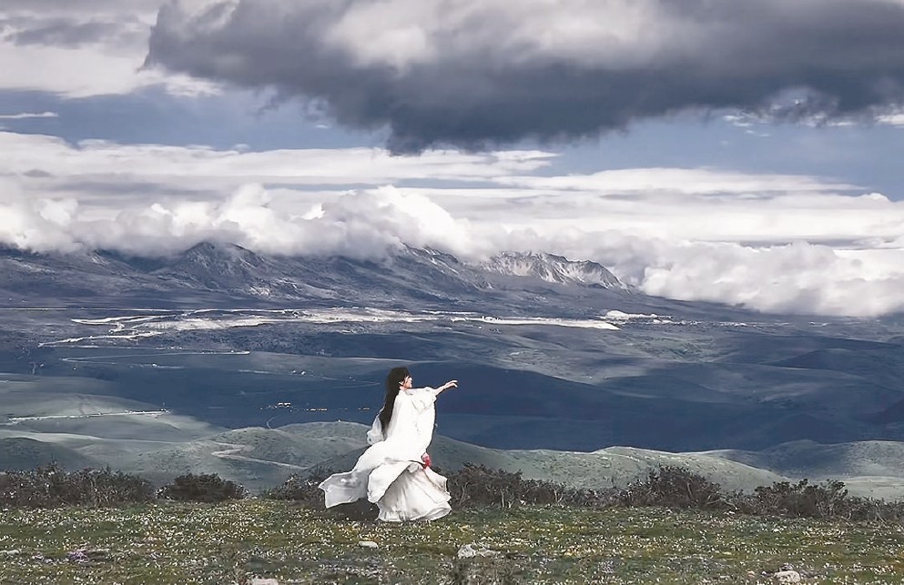 博主“叁仟”的视频一般以中式景致为背景,她则身着汉服,与背景构成浑融的整体。