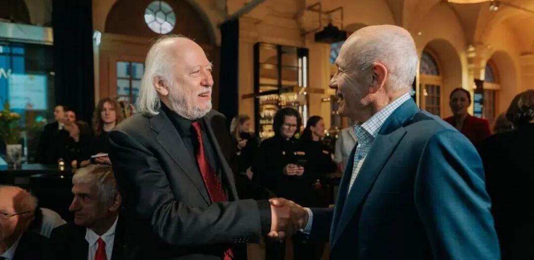 2025诺奖得主拉斯洛获奖演讲:“人类——这惊人的生物——你是谁?”