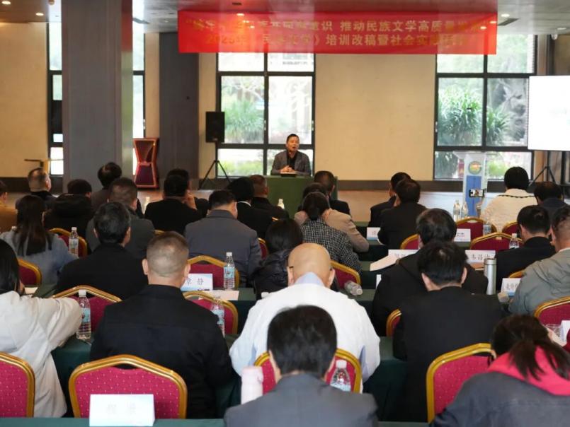 杨克为与会作家代表授课