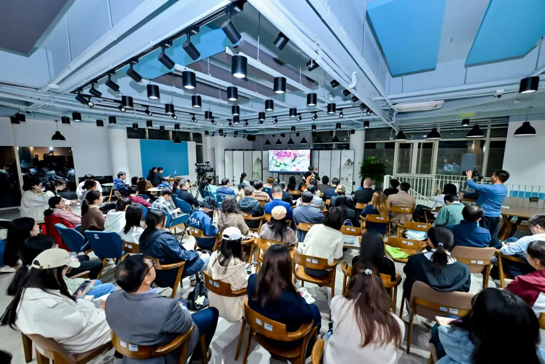 （"沿着'一带一路'绽放的诗歌之花——中外诗歌之夜"朗诵会在校区立身轩举行）